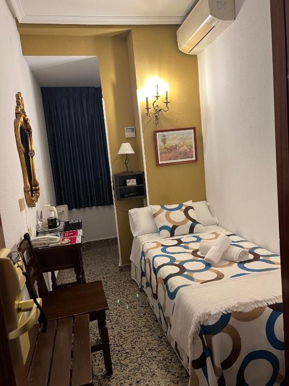 Postel nebo postele na pokoji v ubytování Hostal Sonsoles Madrid-Centro
