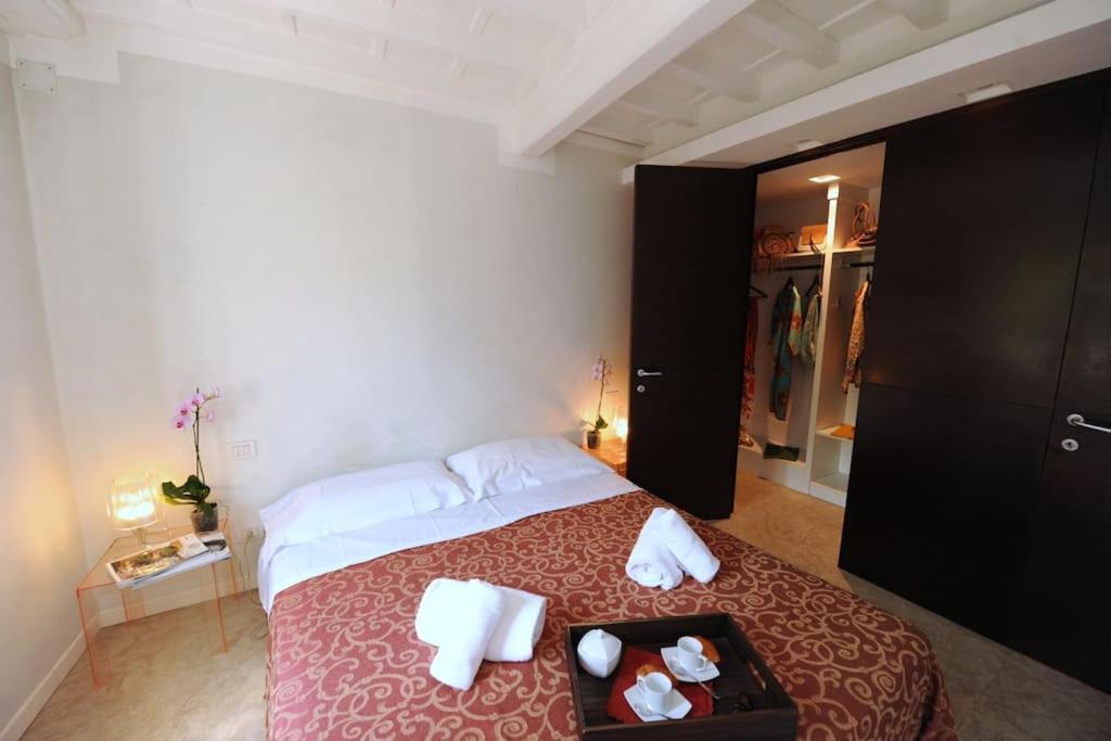 Una habitación de hotel con una cama con toallas. en Acacia Firenze - Magnolia, en Florencia