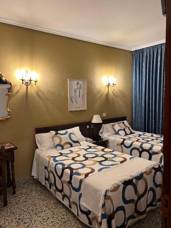 Postel nebo postele na pokoji v ubytování Hostal Sonsoles Madrid-Centro