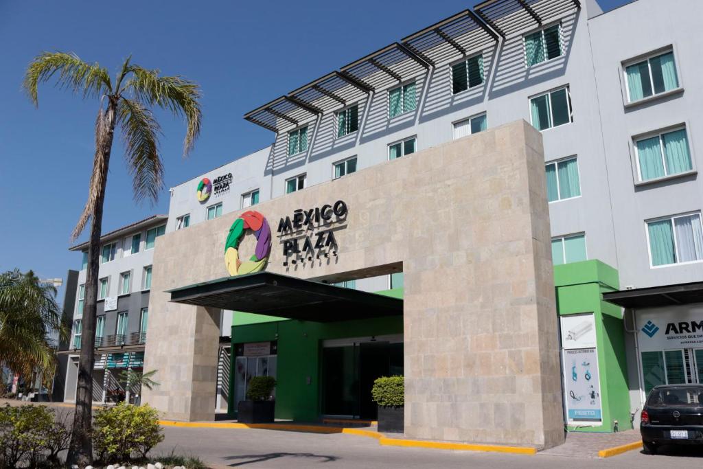 a hotel with a sign on the front of it at Hotel México Plaza Irapuato in Irapuato