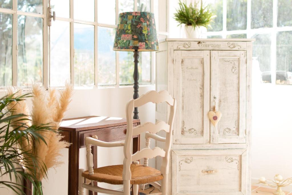 un bureau avec une chaise, une lampe et une armoire dans l'établissement la marronière, à Brignoles