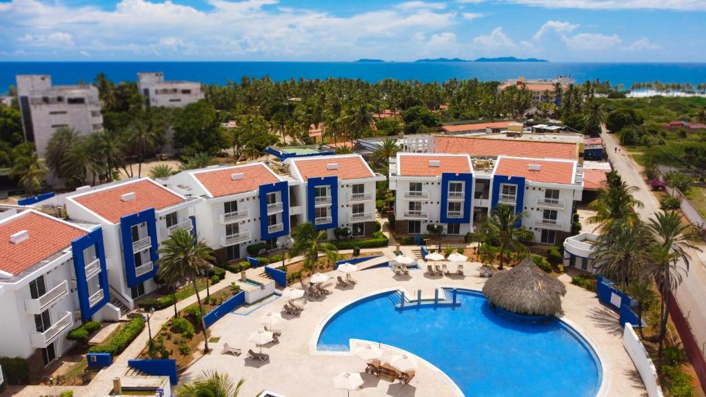 einen Luftblick auf ein Resort mit einem Pool in der Unterkunft Hesperia Playa el Agua in El Agua