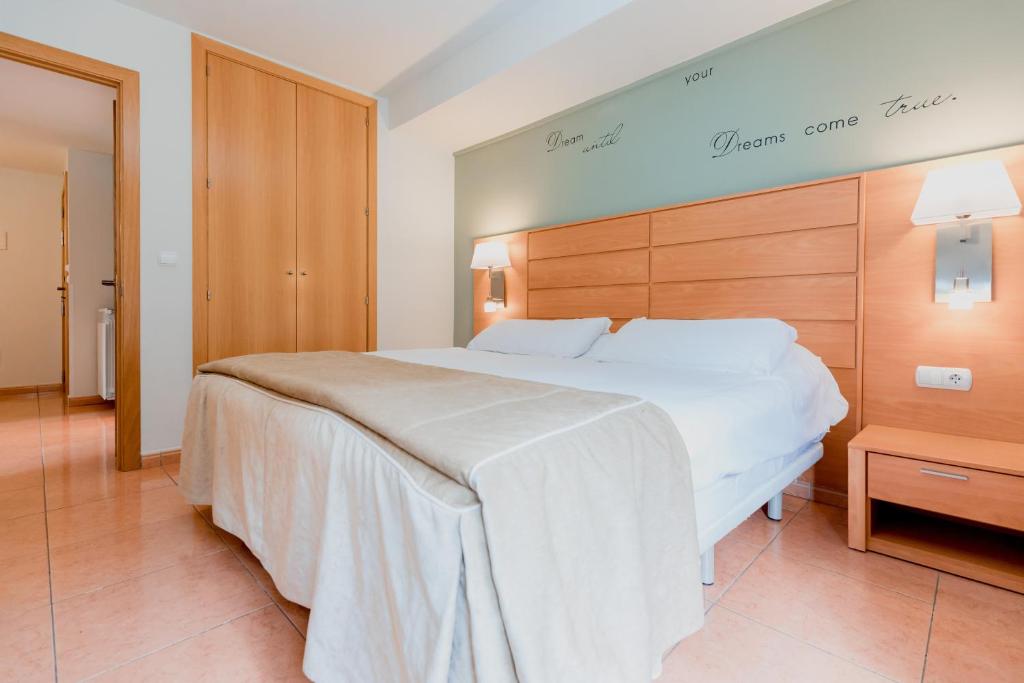 Postel nebo postele na pokoji v ubytování Pierre & Vacances Aparthotel La Tulipa