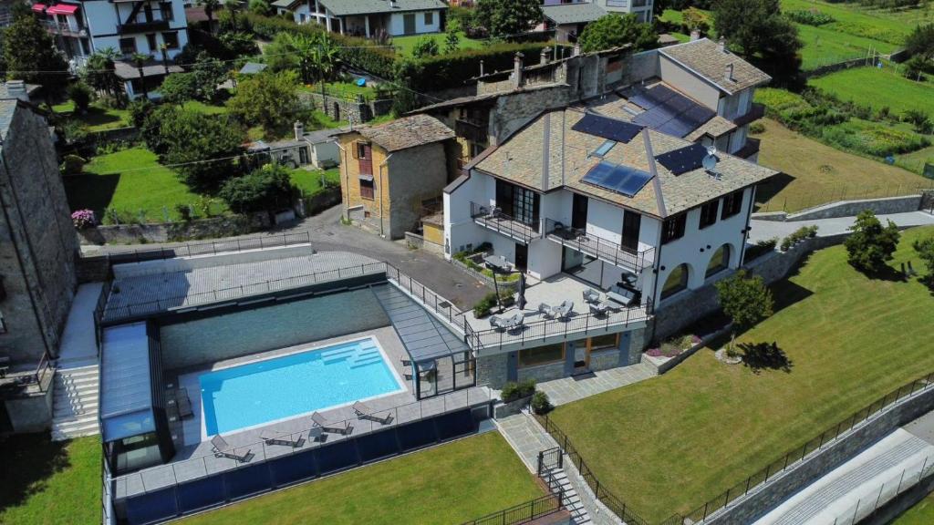 an aerial view of a house with a swimming pool at Guest House Le Cassandre in Sondrio