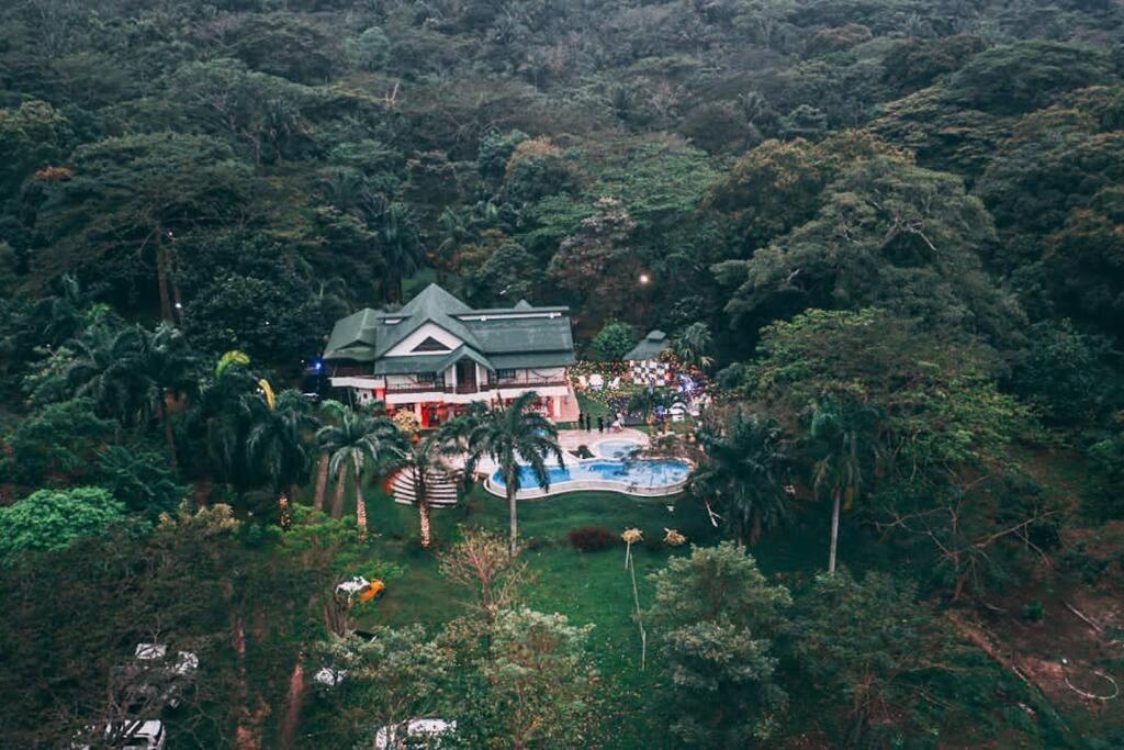 an aerial view of a house in the middle of a forest at Malía Casa Campo in Santa Marta