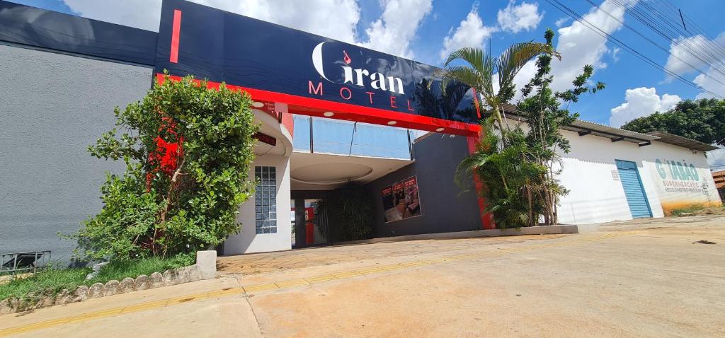 un edificio con un cartel que lee motel de trenes en GRAN MOTEL GYN, en Goiânia