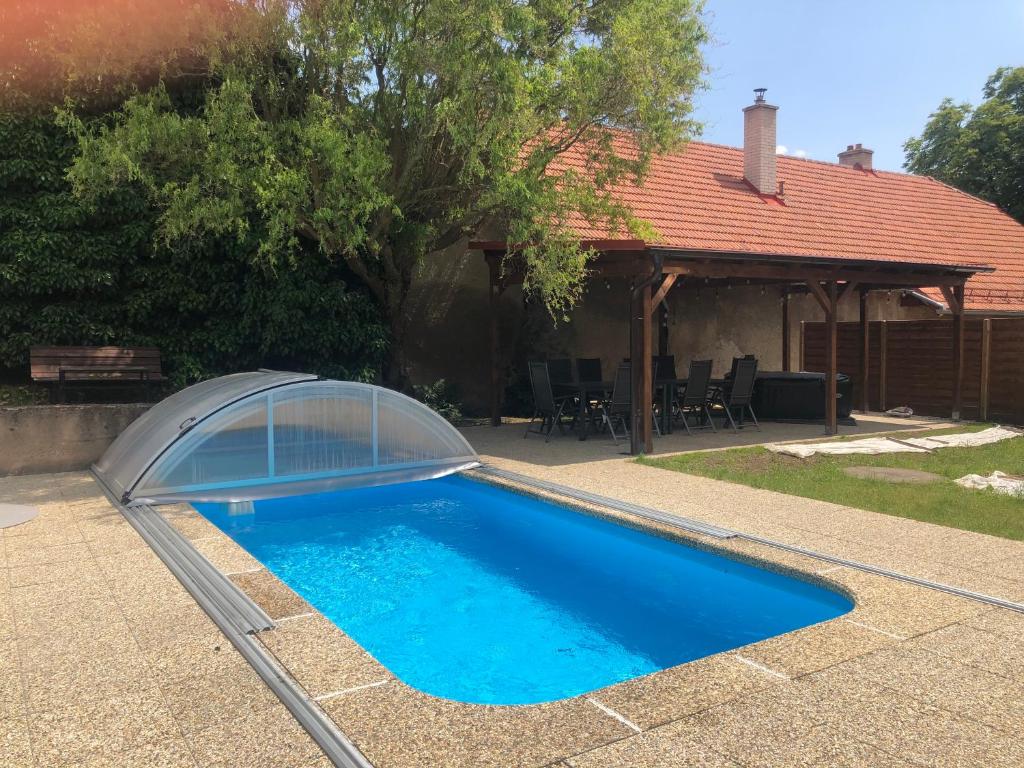 una piscina con una cubierta clara. en Apartmán Pod Kaštany, en Bystrice nad Pernstejnem
