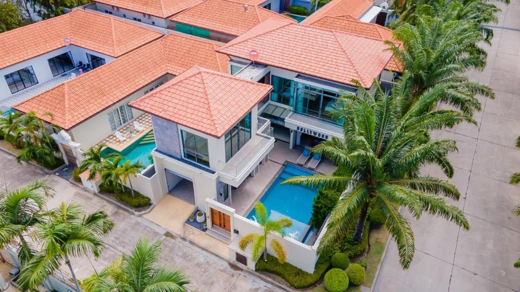 una vista aérea de una casa con piscina en HOLLYWOOD Luxury PoolVilla Pattaya walking street 4 Bedrooms, en Pattaya South
