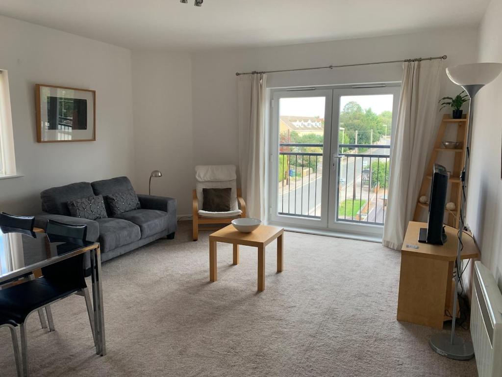 a living room with a couch and a tv at 2 Bed Apartment Close To Open Countryside in Kidlington