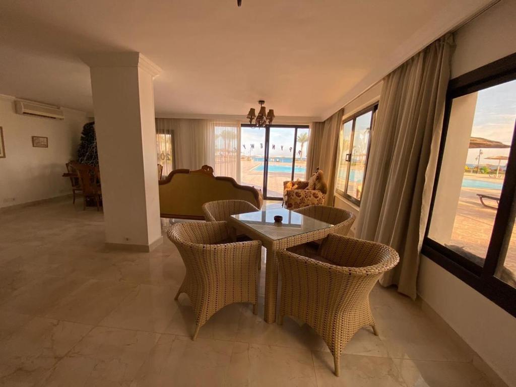 sala de estar con mesa, sillas y sofá en Luxury large Apartment 2 bedroom all rooms with amazing sea view, en Hurghada