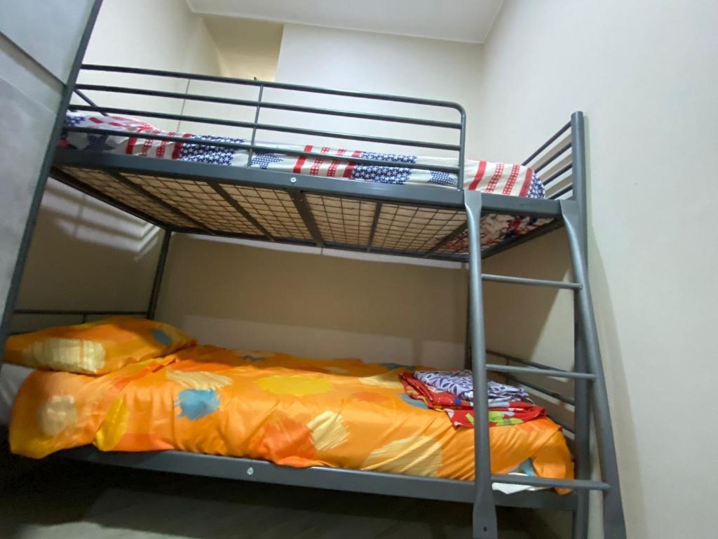 Łóżko piętrowe w niewielkim pokoju z pościelą piętrowym w obiekcie Masseria da Federica w mieście Tufo