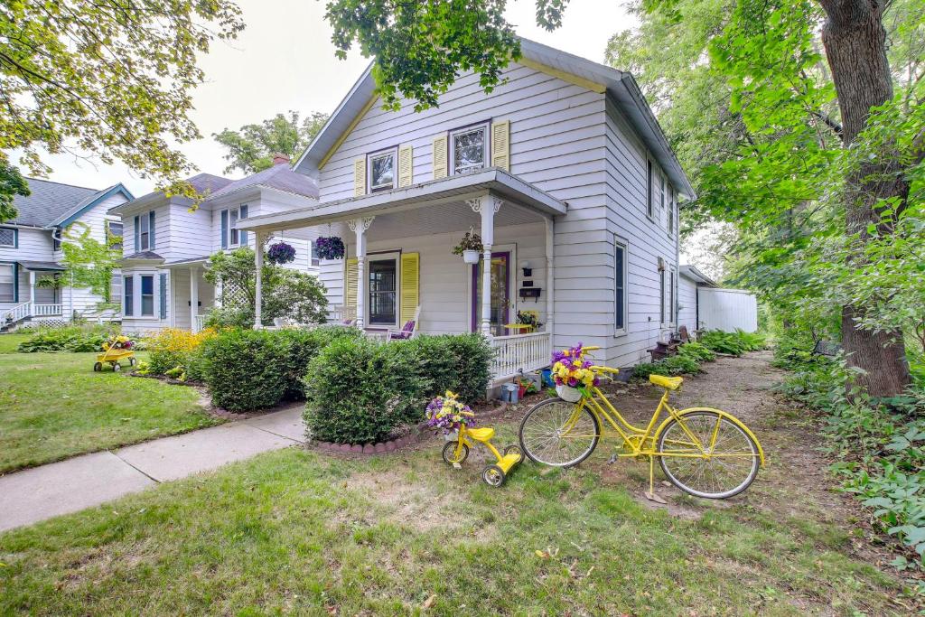 uma casa com duas bicicletas estacionadas no quintal em Historic Home with Sunroom - 5 Mi to Lambeau Field! em De Pere