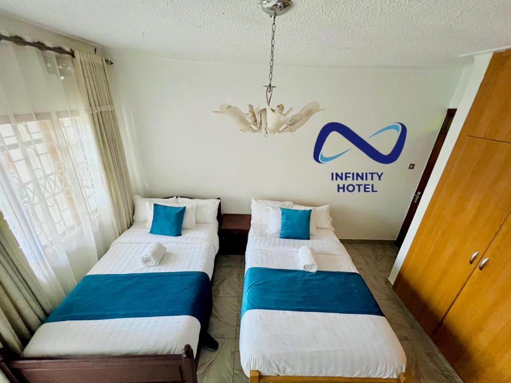 Postel nebo postele na pokoji v ubytování Infinity Hotel Kampala
