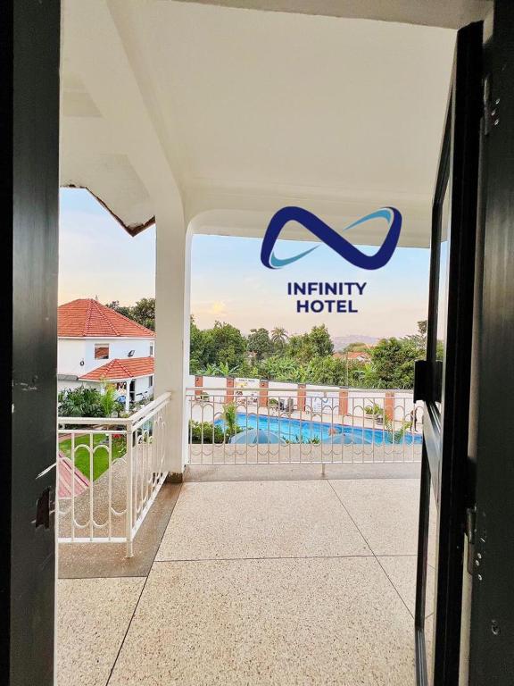 Bazén v ubytování Infinity Hotel Kampala nebo v jeho okolí