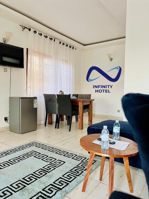 TV a/nebo společenská místnost v ubytování Infinity Hotel Kampala