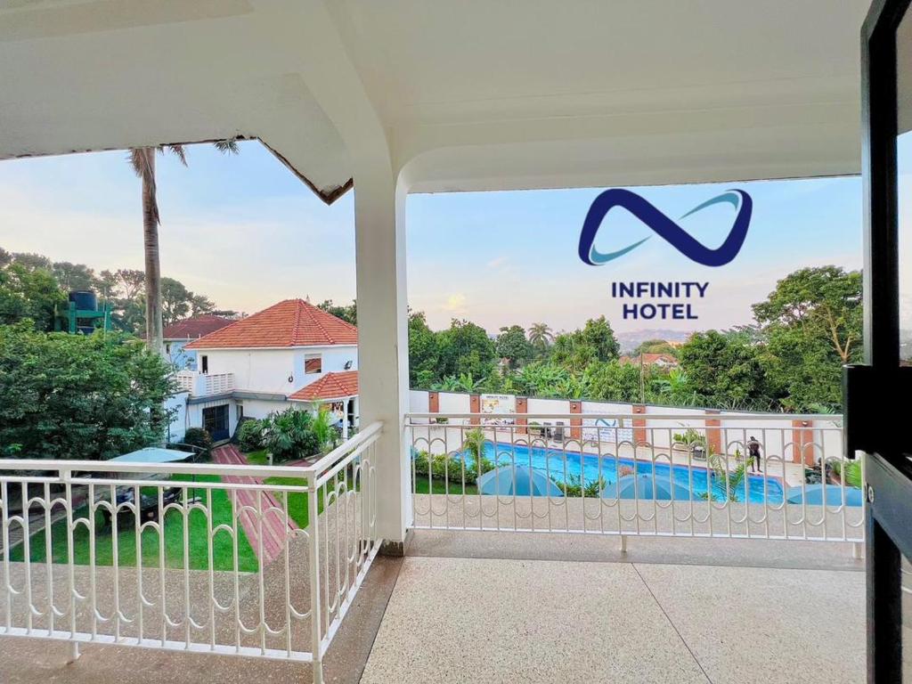 Bazén v ubytování Infinity Hotel Kampala nebo v jeho okolí