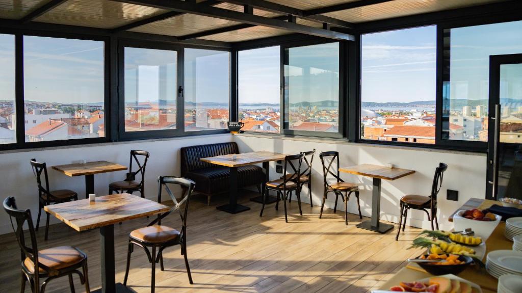 Reštaurácia alebo iné gastronomické zariadenie v ubytovaní Mirabilis Residence