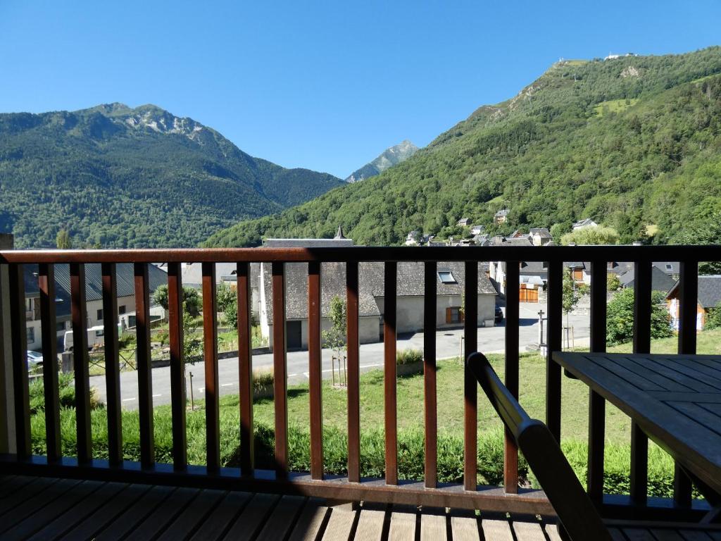 a view of the mountains from the deck at Maison 8 couchages 2 ** au cœur de la montagne in Vignec