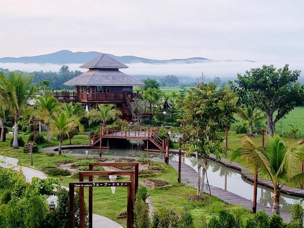 een resort met een brug over een rivier en een gebouw bij แลภู ดูนา LaePhu DooNa Resort and Restaurant in Ban San Pa Sak