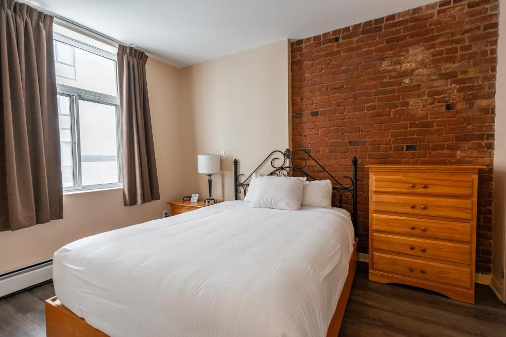 Postel nebo postele na pokoji v ubytování Hotel le Roberval