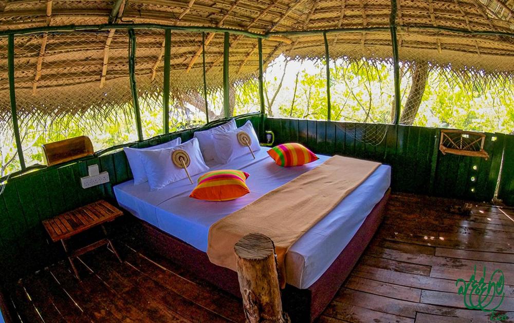 Postel nebo postele na pokoji v ubytování Yala Beddegama Eco