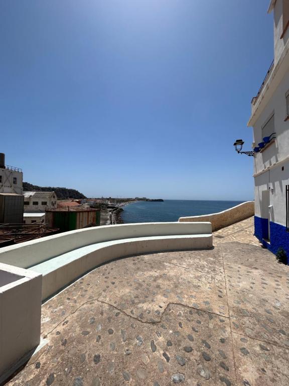 uitzicht op de oceaan vanaf het dak van een gebouw bij casa en la caleta salobreña in Salobreña