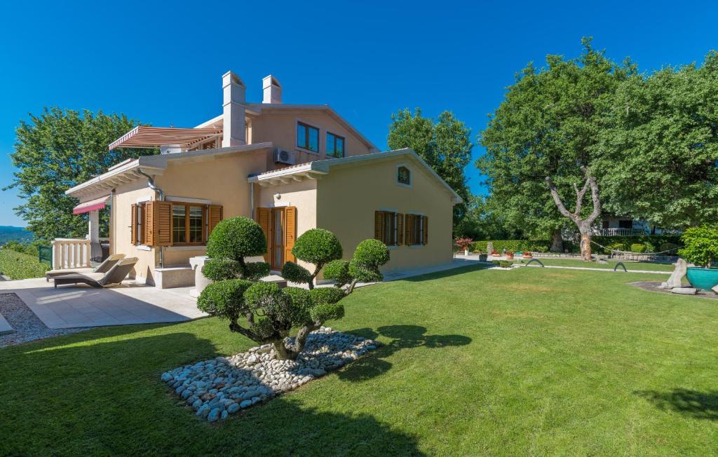 ein Haus mit einem kleinen Baum im Hof in der Unterkunft Rosa in Labin