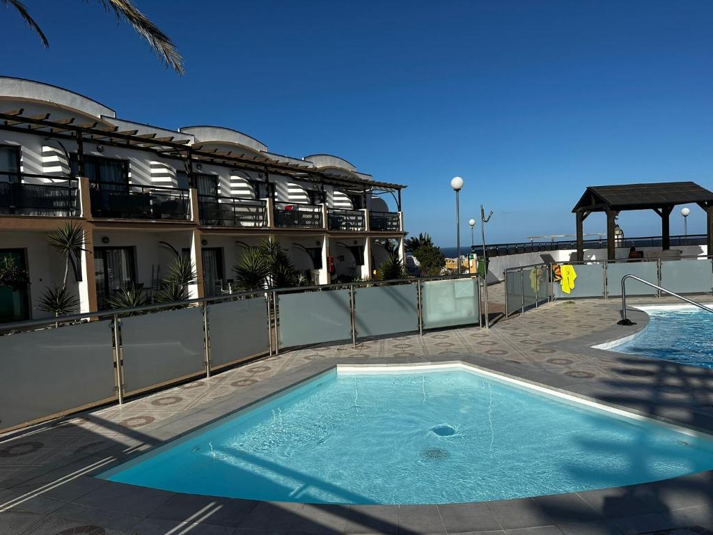 una piscina en la azotea de un edificio en Apartamento BLUE OCEAN Complex Amaya Fuerteventura, en Costa de Antigua