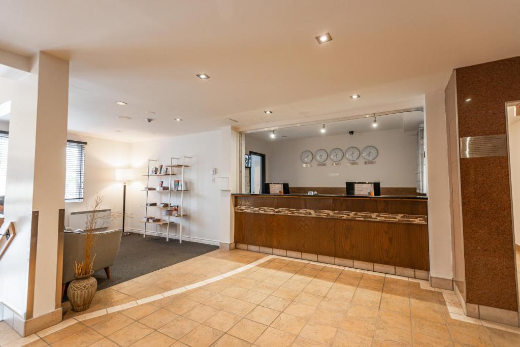 Kuchyň nebo kuchyňský kout v ubytování Hotel le Roberval
