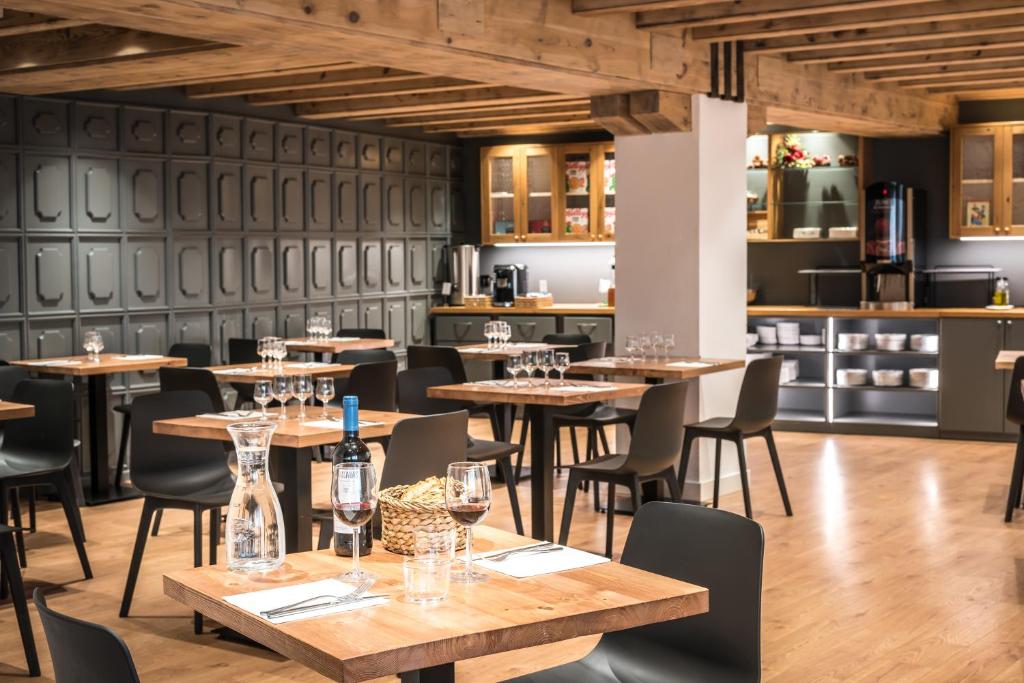 Um restaurante ou outro lugar para comer em Riu Nere Mountain Hotel