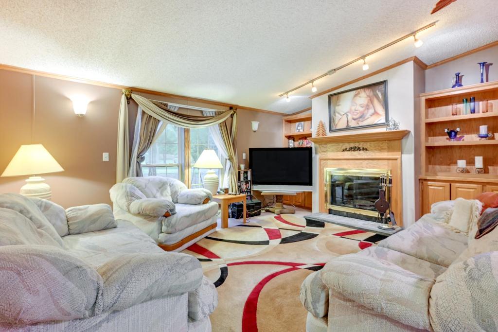 Caseville Home Walk to Beach on Lake Huron!, Caseville Updated 2024