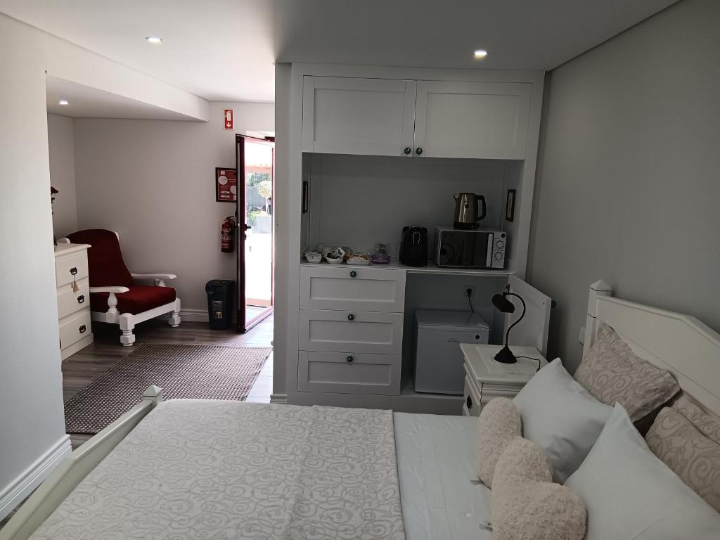 um quarto com uma cama, uma secretária e uma cozinha em Casa d'Artengo em Ponte de Lima