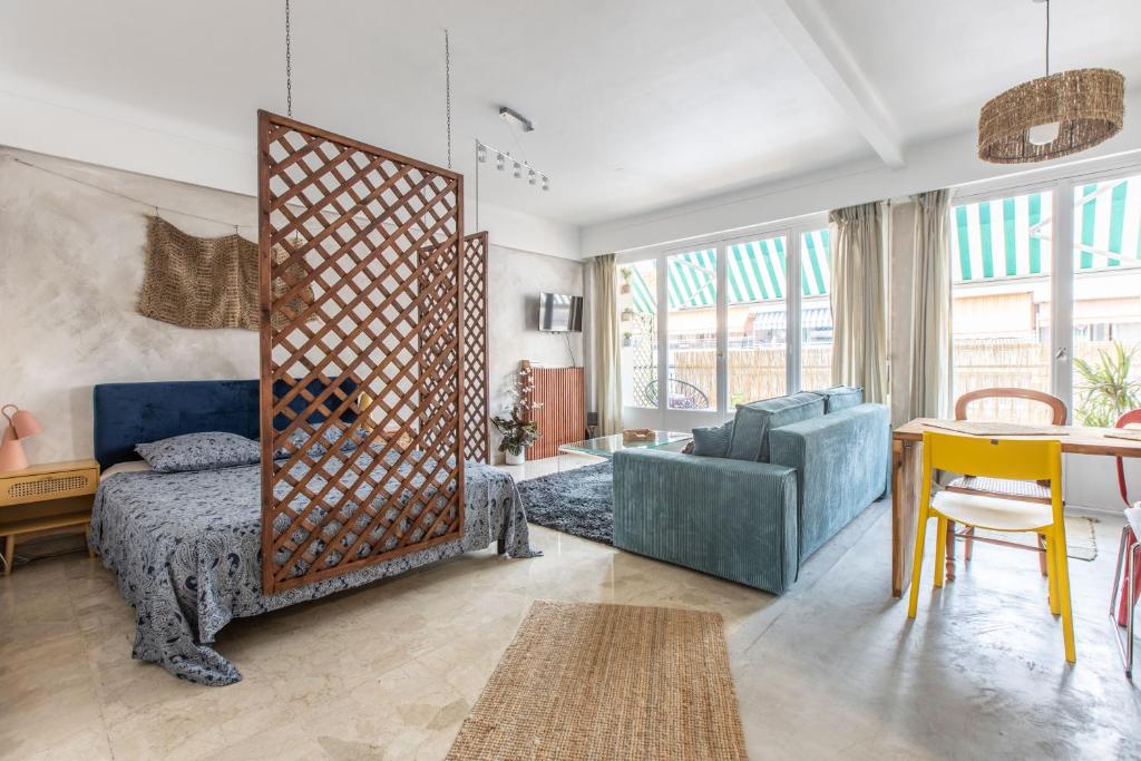 een slaapkamer met een bed en een woonkamer bij Lovely Apartment near Monaco in Roquebrune-Cap-Martin