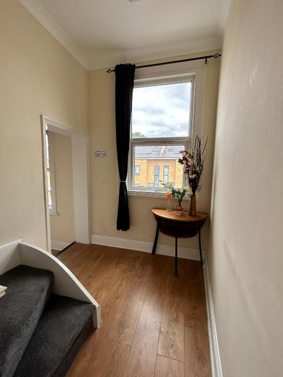WIllesden Lodge Guest House - Single Room With Shared Shower And Toilet