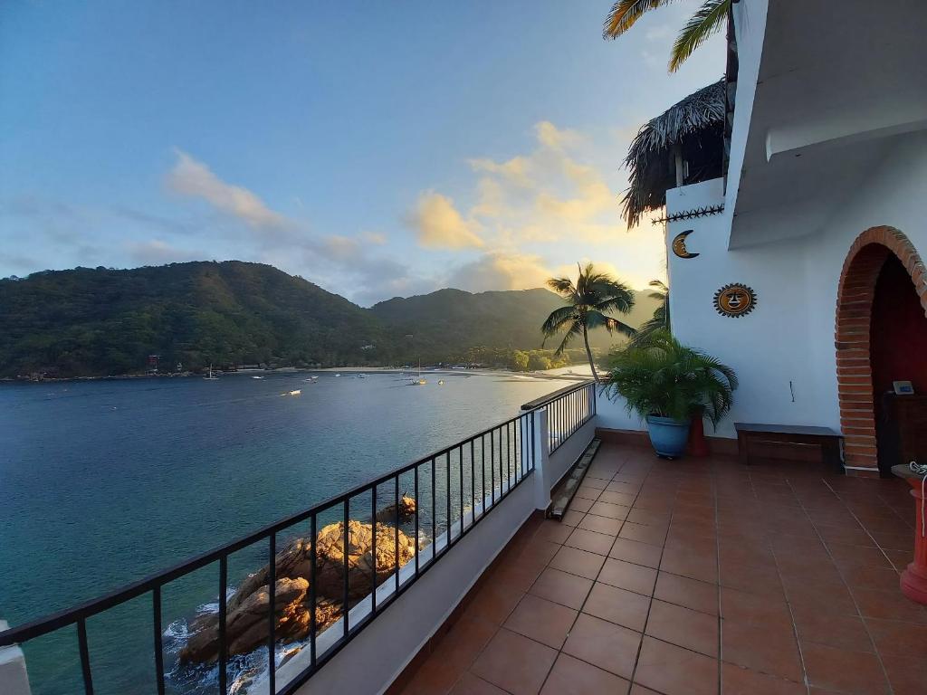 a balcony of a building with a view of the water at Villa frente al mar en Yelapa para 6 personas in Yelapa