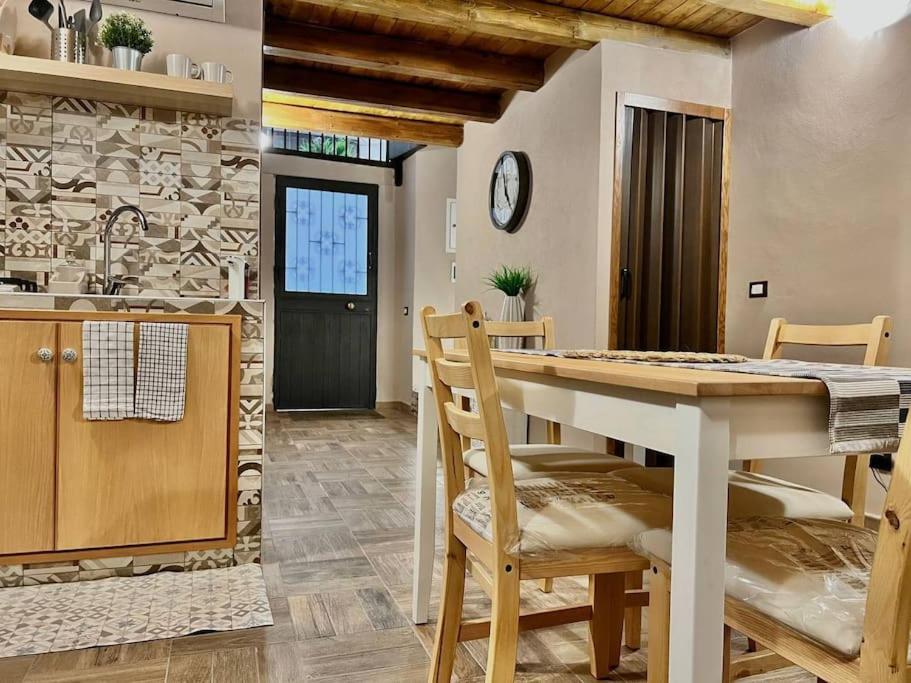 uma cozinha e sala de jantar com mesa e cadeiras em Little House 51, Palermo em Palermo