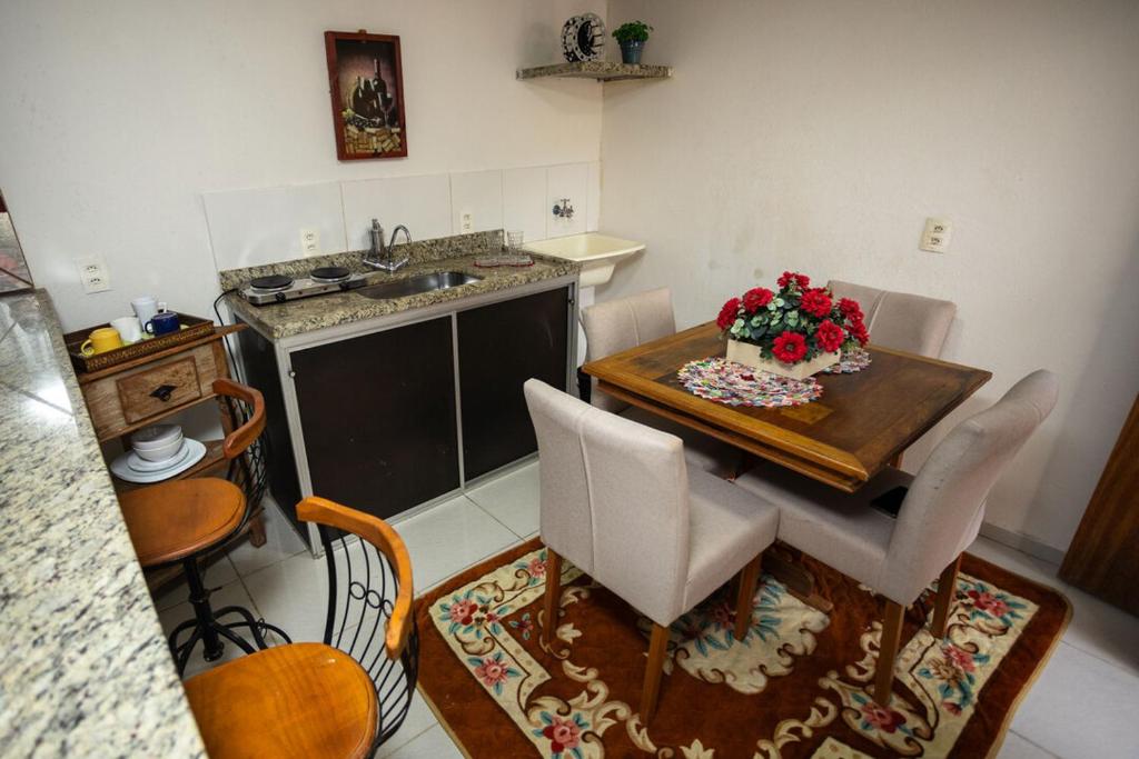 cocina con mesa, sillas y fregadero en Loft c localizacao perfeita e WiFi-Santa Teresa ES en Santa Teresa