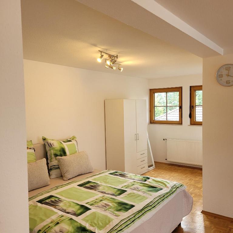 um quarto com uma cama grande num quarto em Appartement im Schwarzwaldhaus em Hüfingen