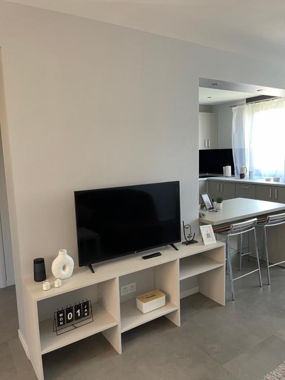 ein Wohnzimmer mit einem Flachbild-TV auf einem Tisch in der Unterkunft Apartment 4 confort&modern in Arad