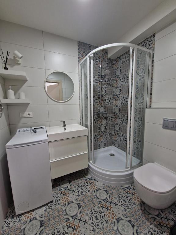 Apartments in Lazdijai في لازديجاي: حمام مع مرحاض ومغسلة ودش