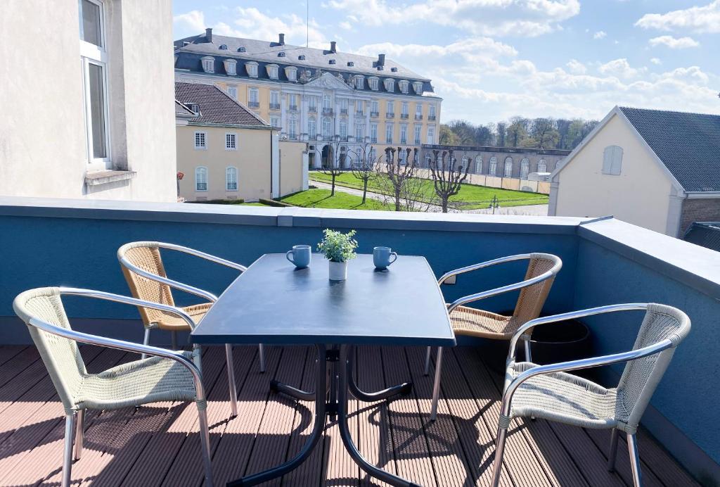 una mesa azul y sillas en un balcón con un edificio en NOVA Schlossblick - Phantasialand I Köln I Bonn, en Brühl