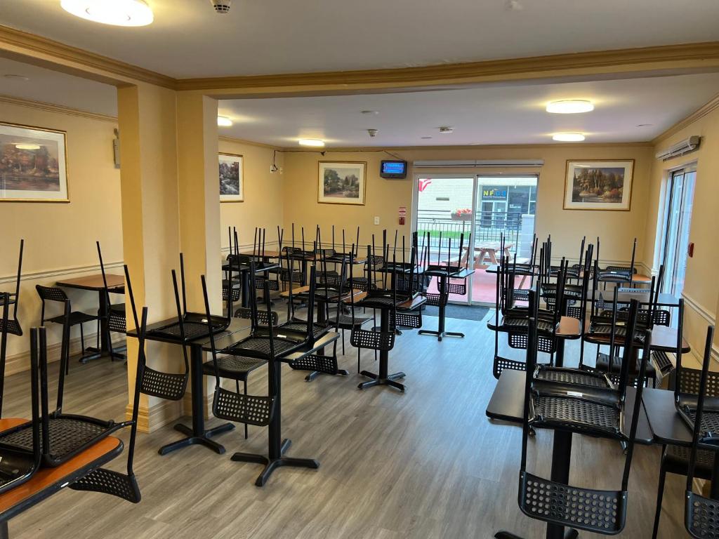 Un restaurante u otro lugar para comer en The Glengate Hotel & Suites