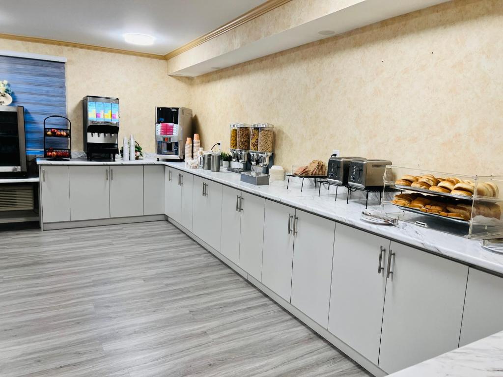 Una cocina o cocineta en The Glengate Hotel & Suites