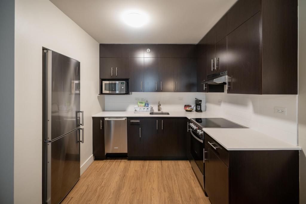 Kuchyň nebo kuchyňský kout v ubytování Gage Suites at UBC