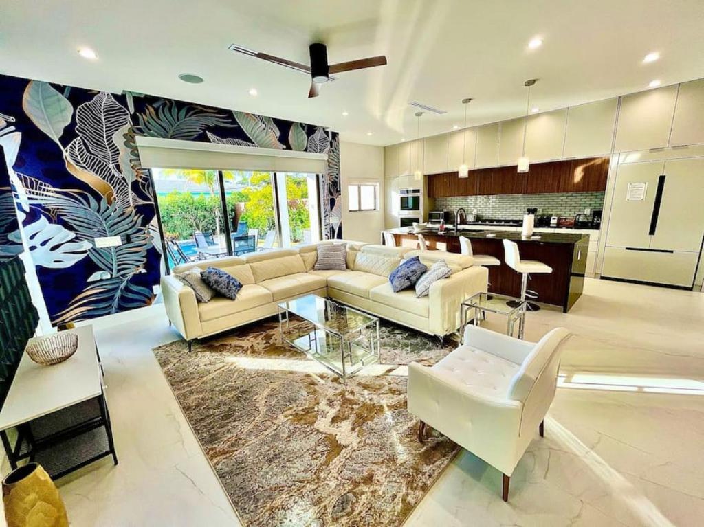 sala de estar con sofá y mesa en The Botanicals Las Olas Near Beach, en Fort Lauderdale