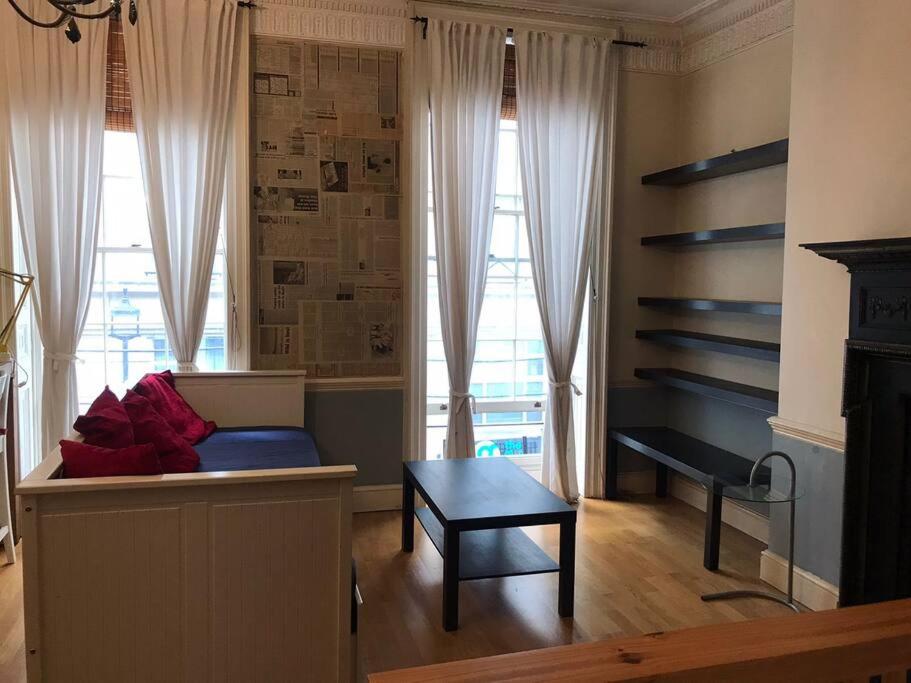 een woonkamer met een bank en een piano bij Luxury 3 bedroom Flat Trafalgar Square, Embankment, Waterloo in Londen