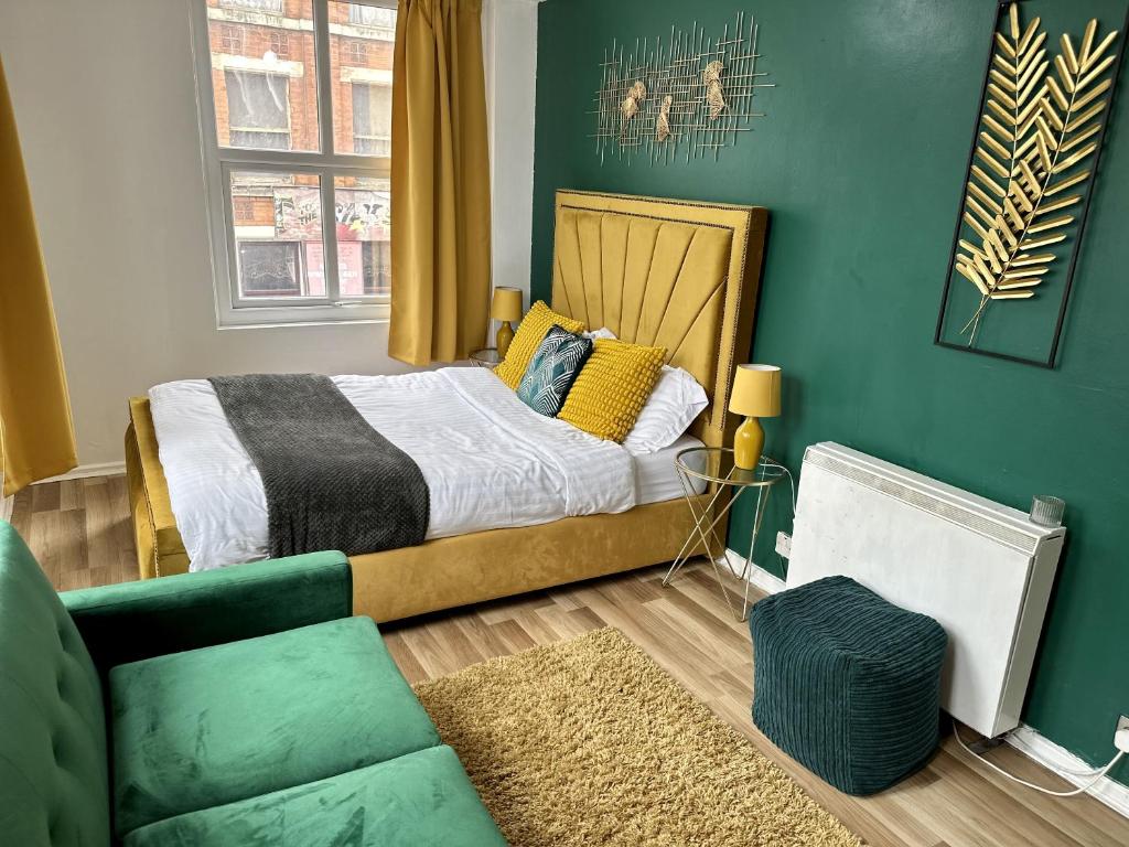 um quarto com uma cama e um sofá em Spacious 1 bedroom apartment in the best location in Manchester City Centre em Manchester