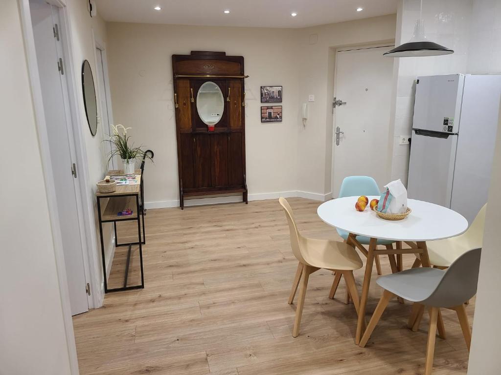 a kitchen and dining room with a table and chairs at La Palentina in Palencia