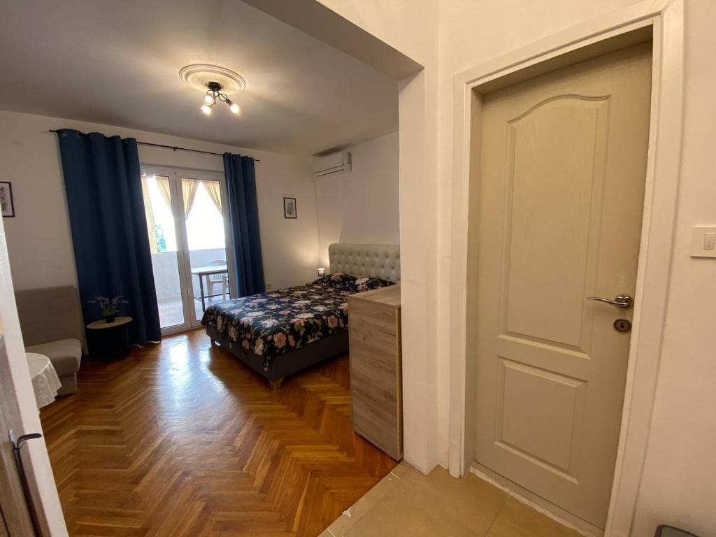 Postel nebo postele na pokoji v ubytování Alina's apartment