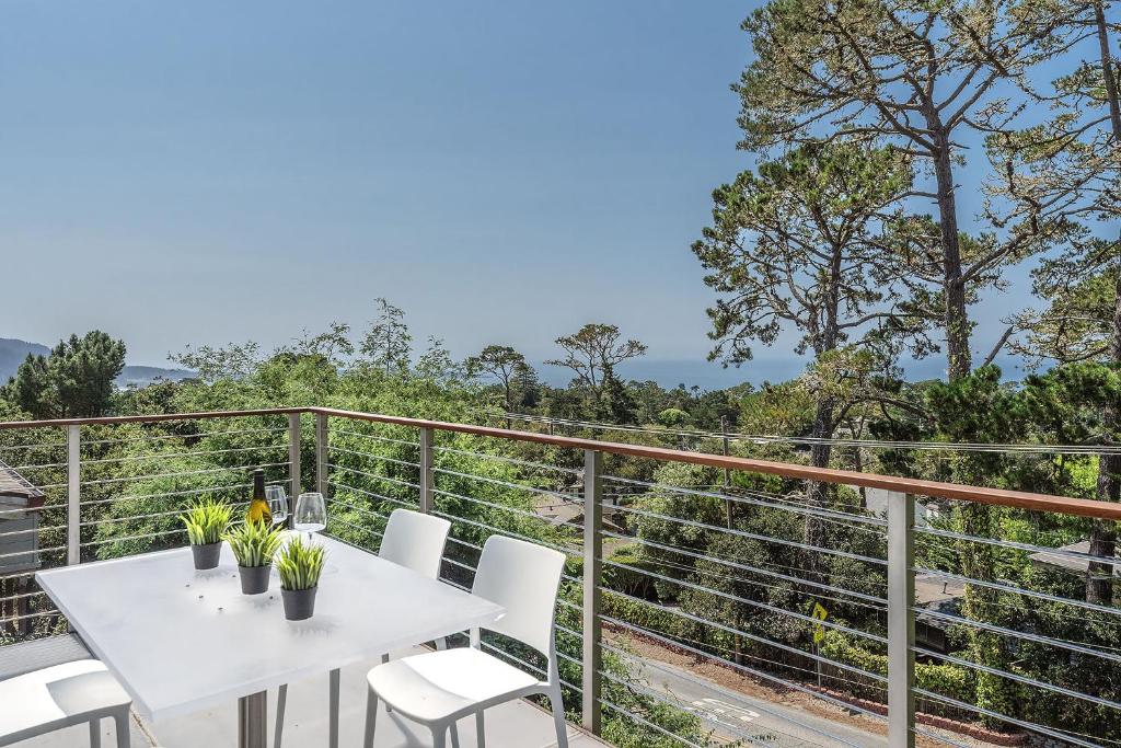 d'une table et de chaises blanches sur un balcon avec vue. dans l'établissement 3904 Out of the Blue home, à Carmel